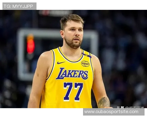 老詹开心点赞东契奇罚球失手未能达成50分替补席队友乐开怀