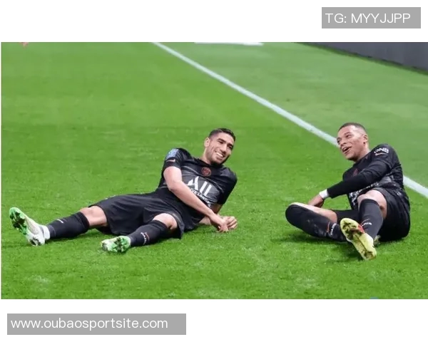 阿什拉夫积极恢复中观看皇马比赛与朋友聚会依靠助行器行走展现乐观态度 阿什拉夫积极恢复中观看皇马比赛与朋友聚会依靠助行器行走展现乐观态度